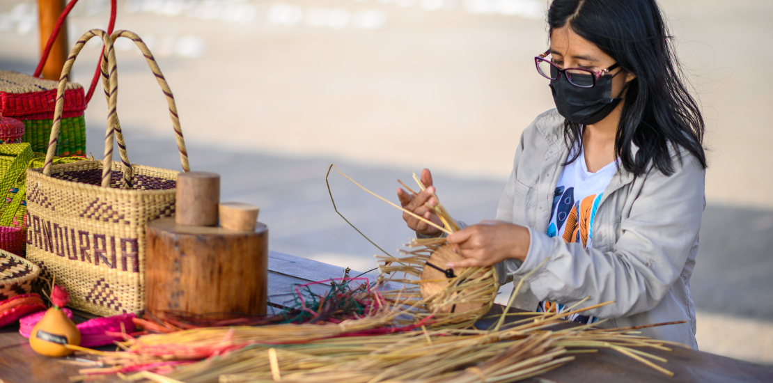 PROMOVIENDO EL ARTE DE TEJIDO EN JUNCO